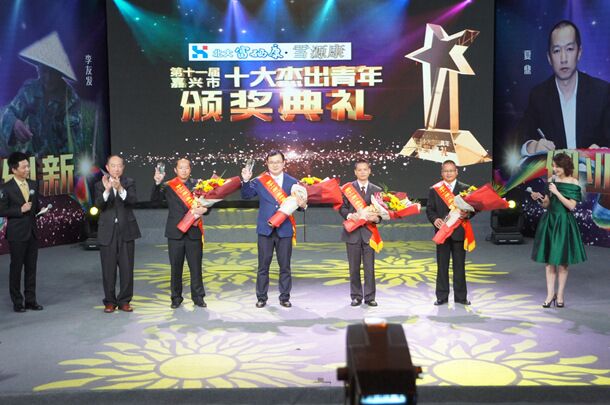翟昌林副主任醫師獲“嘉興市十大杰出青年”稱號.jpg