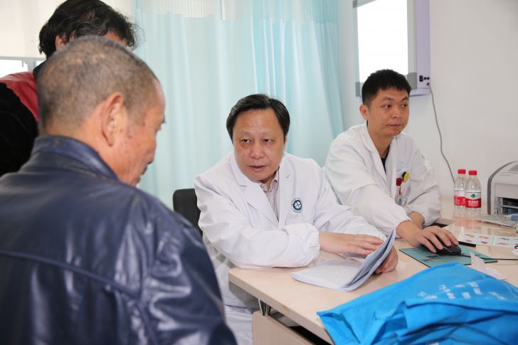 6.東方肝膽外科醫院沈鋒教授坐診.JPG